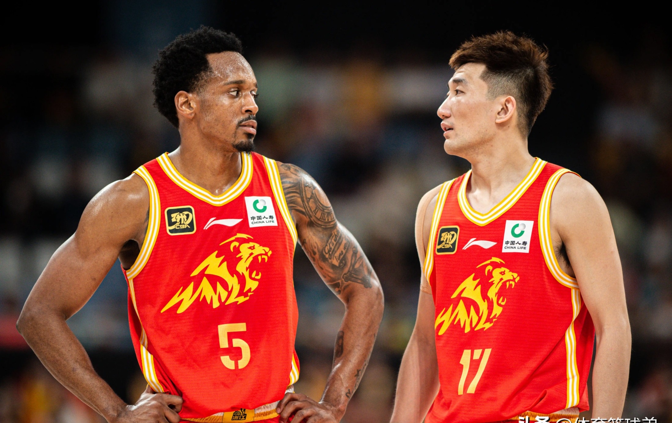 包含CBA常规赛赛后走向成谜，AC米兰回应争议，话题不断，更衣室氛围转暖的词条